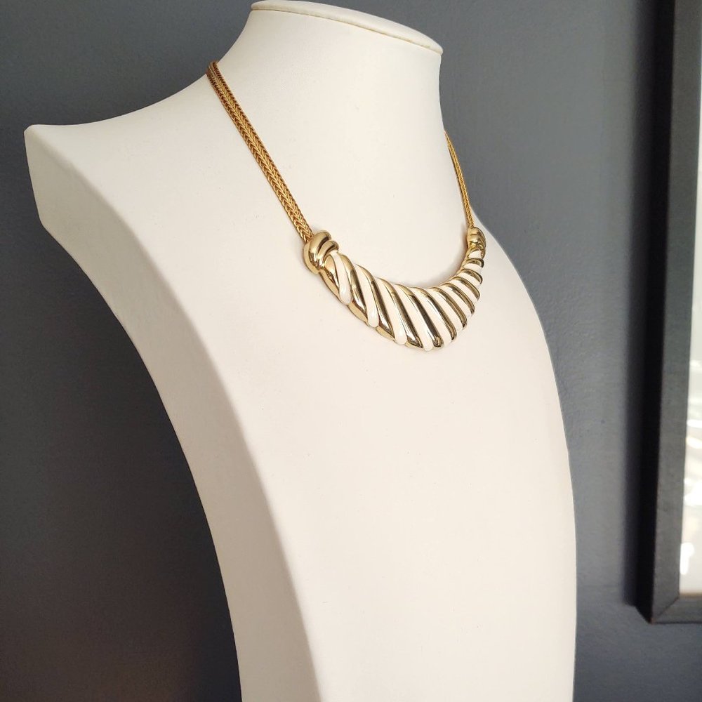 Vintage cream enamel and gold necklace - Picture 3 of 13